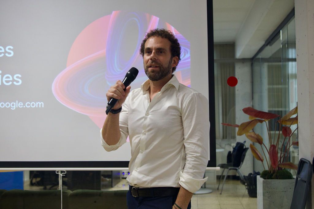 Jordi Esquerigüela dando una charla en un evento de Google