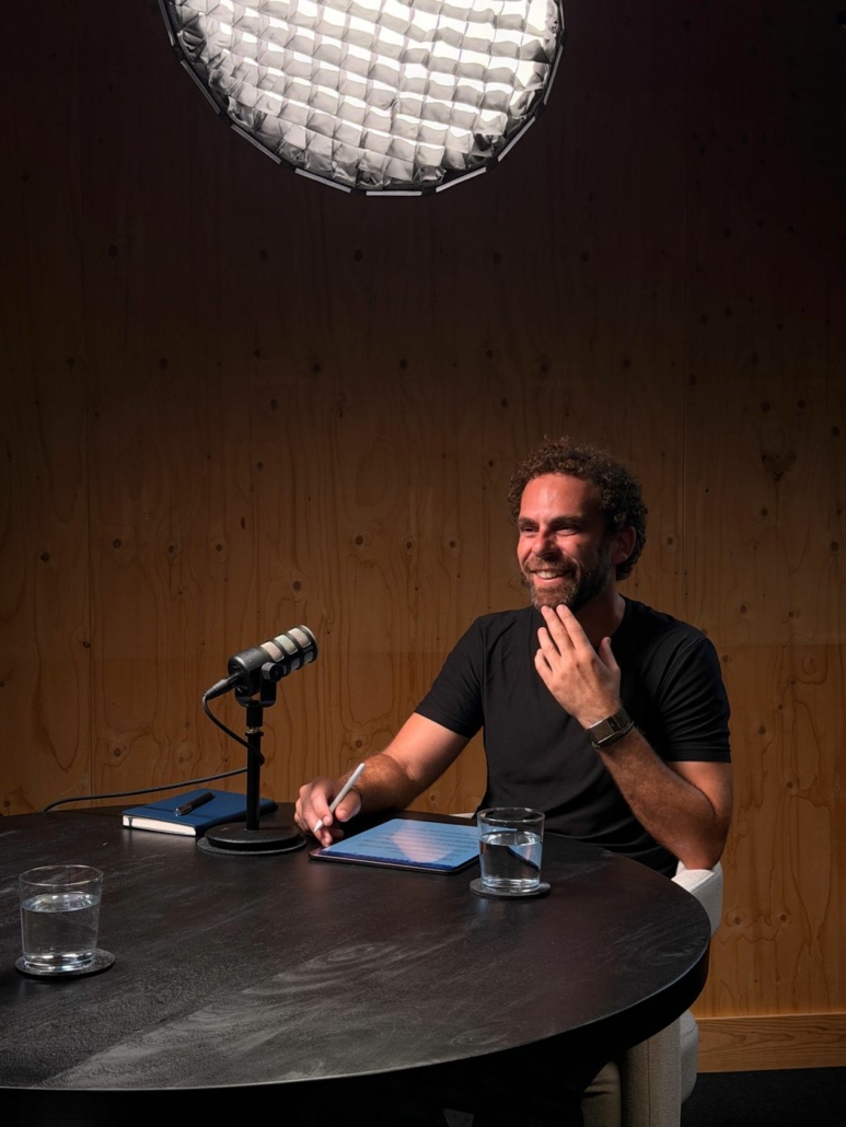 Jordi Esquerigüela sonriendo durante la grabación del podcast