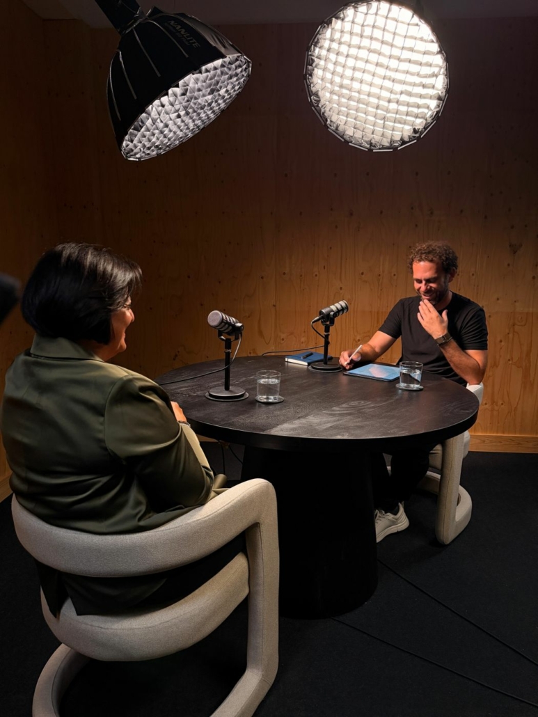 Jordi Esquerigüela entrevistando a una invitada en La Fórmula CEO